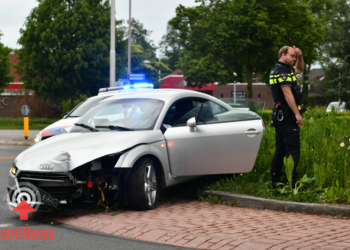 Bestuurder rijdt over rotonde in Vroomshoop en raakt gewond