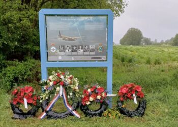 Kranslegging bij de Plaquette aan de Schottenweg te Vriezenveen