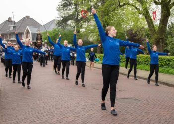 Nieuwe trainingspakken voor de majorettes muziekvereniging Juliana Den Ham