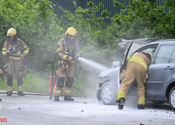 Kop-staartbotsing met autobrand op kruising in Vriezenveen