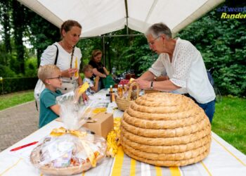 Drukte bij de bijenstal in Vriezenveen