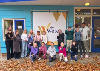 Basisschool De Weier doneert €2000 aan AZC Almelo voor muziekinstrumenten