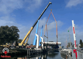 Brug in Vriezenveen uit het kanaal getakeld en veel bekijks van inwoners