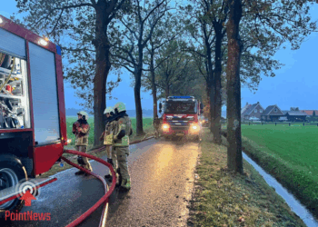 Woning in Rheezerveen volledig verwoest door uitslaande brand – bewoners op tijd gered dankzij katten