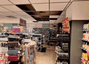 Wateroverlast bij winkel in centrum Vroomshoop: plafond ingestort door lekkage