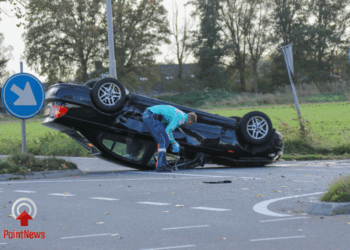 Auto op de kop na aanrijding bij Aadorp: verkeer tijdelijk vast op N36