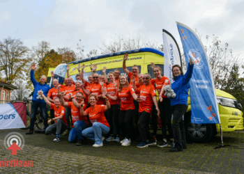 Gedoneerde wensambulance vanuit de Roparun ingewijd door de Almeloopers
