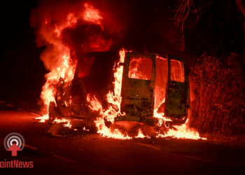 Bestelbus brandt volledig uit aan Kloosterstraat in Sibculo