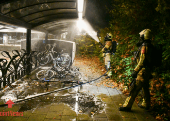 Fietsen in brand bij station Vroomshoop  politie vermoedt brandstichting