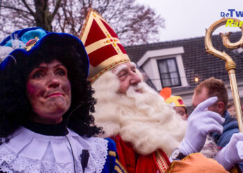 Fantastische intocht van Sinterklaas in Den Ham zet de Brink op z’n kop