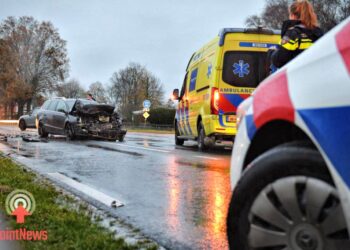 Gewonde bij forse kop-staartbotsing in Vriezenveen