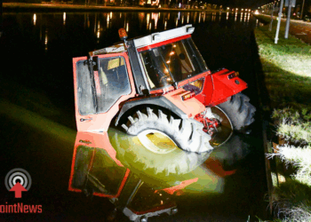Tractor belandt in kanaal bij brug Daarlerveen; bestuurder door voorbijganger gered