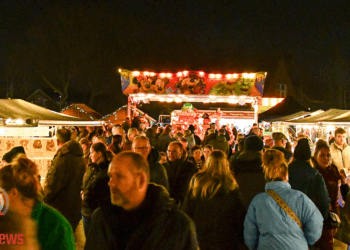 Drukbezochte kerstmarkt in Vroomshoop met veel belangstelling voor vernieuwde levende kerststal