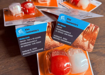 Klos Tweewielers gaat strijd aan tegen fietsers zonder verlichting