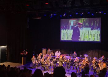 Ruim 400 leerlingen onder de indruk van het militair orkest in Vroomshoop