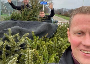 Carnavalsvereniging De Smoezen haalt ook dit jaar kerstbomen op in gemeente Twenterand en omgeving