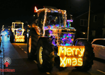 Twentse Rakkers rijden met verlichte tractoren door Twenterand