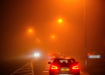 In het noordoosten en oosten plaatselijk dichte mist