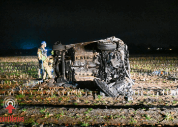 Bestelbus over de kop bij ongeval op Hammerdijk in Vroomshoop Bestuurder spoorloos