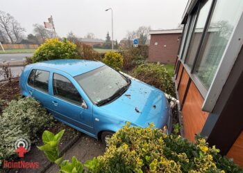 Auto vliegt uit de bocht en belandt in tuin in Vroomshoop