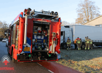 Brandweer verhelpt lekkage bij Vrachtwagen
