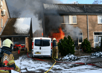 Uitslaande woningbrand in Daarlerveen veroorzaakt grote schade Bewoner naar het ziekenhuis
