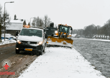 Shovel glijdt van weg en komt tot stilstand naast kanaal in Vroomshoop