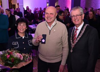 Jan Koppelman ontvangt Twenterandse Erepenning