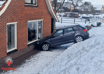 Auto van de weg door gladheid in Westerhaar