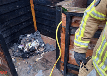 Brand achter woning aan Esrand in Vriezenveen snel geblust