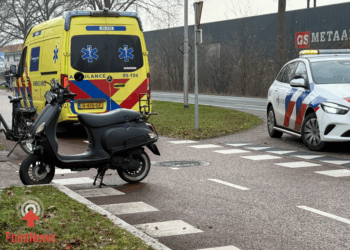 Aanrijding tussen auto en scooter in Vriezenveen