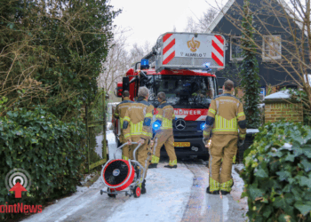 Schoorsteenbrand aan de Oude Hoeveweg in Geesteren Brandweer zet ventilator in tegen rook
