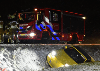 Auto belandt in de sloot door gladheid bij Den Ham