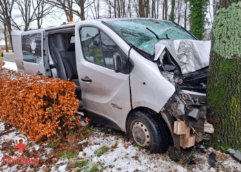 Bestuurder bestelbus gewond bij aanrijding in Bergentheim