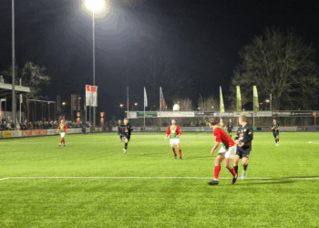 Den Ham onderuit tegen koploper