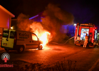 Bestelbus zwaar beschadigd door brand in Vroomshoop