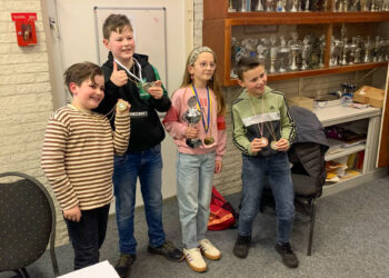 Het welpen dam-team van De Fontein Westerhaar klasse apart tijdens schooldamtoernooi