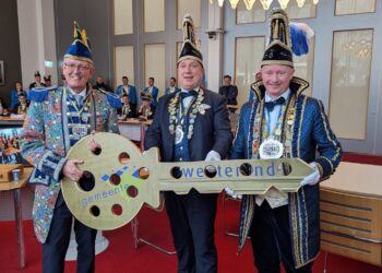 Sleutel op ludieke wijze teruggebracht naar gemeentehuis in Vriezenveen