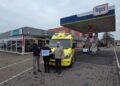 Stichting Wensambulance ontvangt cheque van 1000 euro bij Autobedrijf Webbink