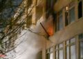 Grote uitslaande brand in flatwoning Almelo, drie personen naar het ziekenhuis