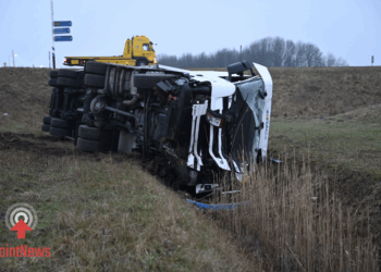 Zware aanrijding tussen vrachtwagen en auto bij toerit N36 Vriezenveen, vrachtwagen van talud af, chauffeur naar het ziekenhuis