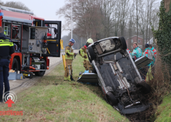 Auto slaat over de kop op Westerveenweg in Vriezenveen Bestuurder gewond