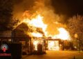 Grote brand verwoest bijgebouw aan Alteveerweg in Ommen