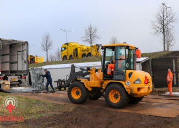Berging vrachtwagen van start op N36 bij Vriezenveen