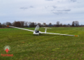 Zweefvliegtuig maakt noodlanding in weiland bij Vriezenveen