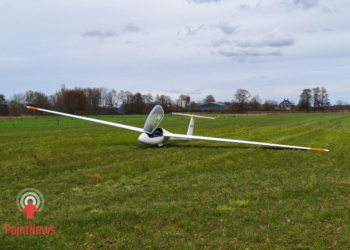 Zweefvliegtuig maakt noodlanding in weiland bij Vriezenveen