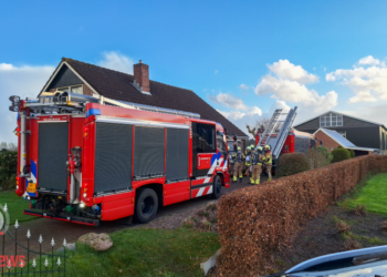 Brandweer rukt groots uit voor woningbrand in Vriezenveen