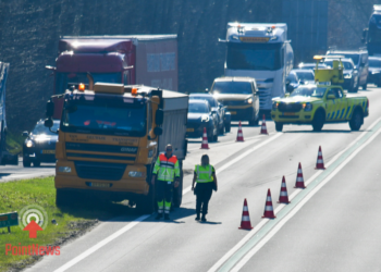 Grote vertraging op N36 bij Westerhaar door vrachtwagen met pech
