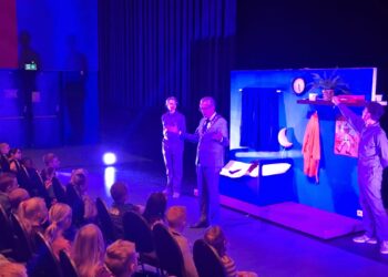 Burgemeester opent jeugdvoorstelling in theater Het Punt Vroomshoop