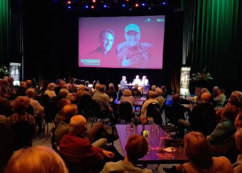 Warm Thuuskomm’n in bomvol theater Het Punt Vroomshoop